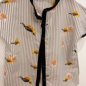 SHORT sleeve bouton with yellow bird size medium ESQ